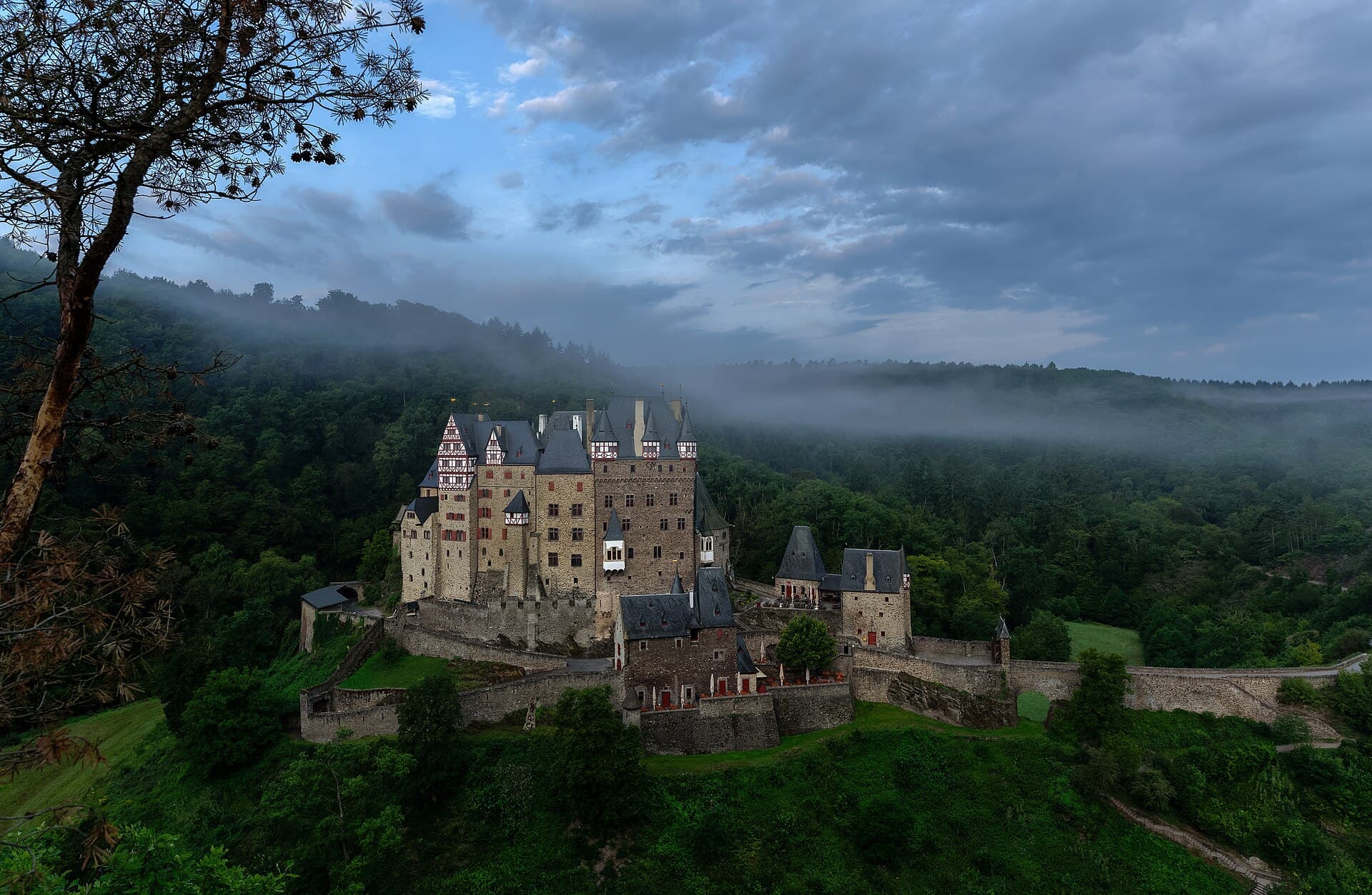 Burcht Eltz in de bossen