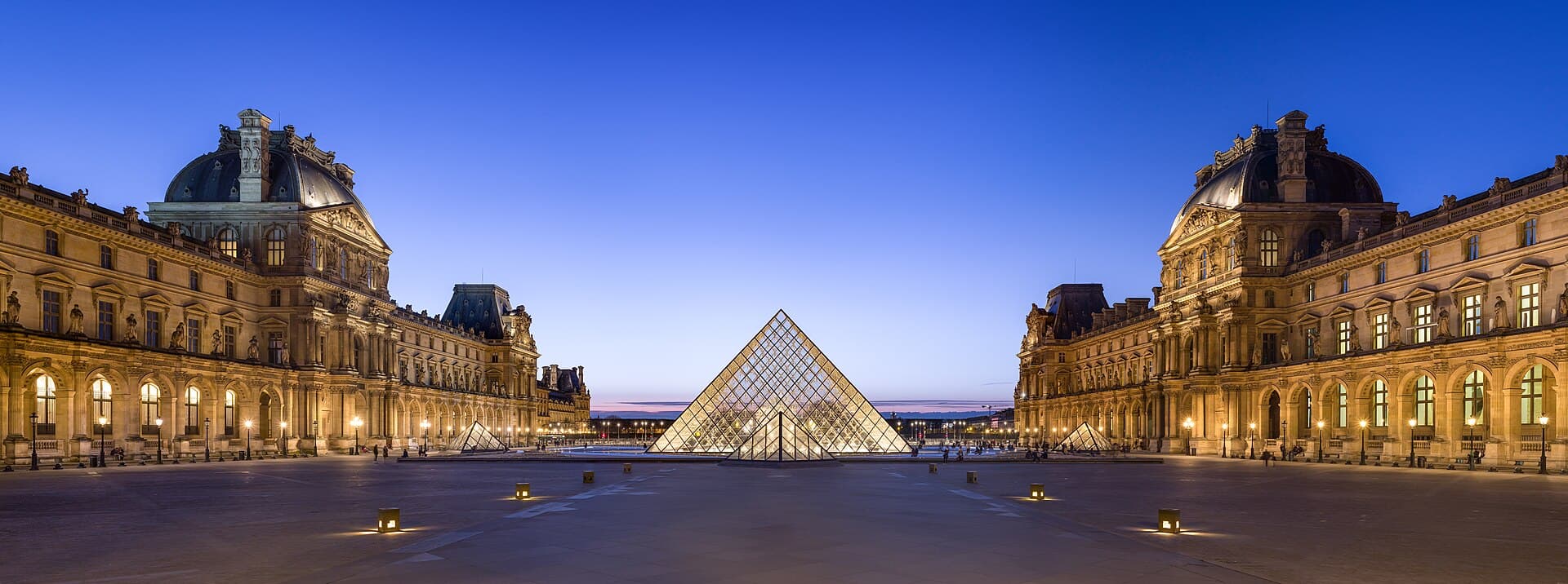 De piramide van het Louvre