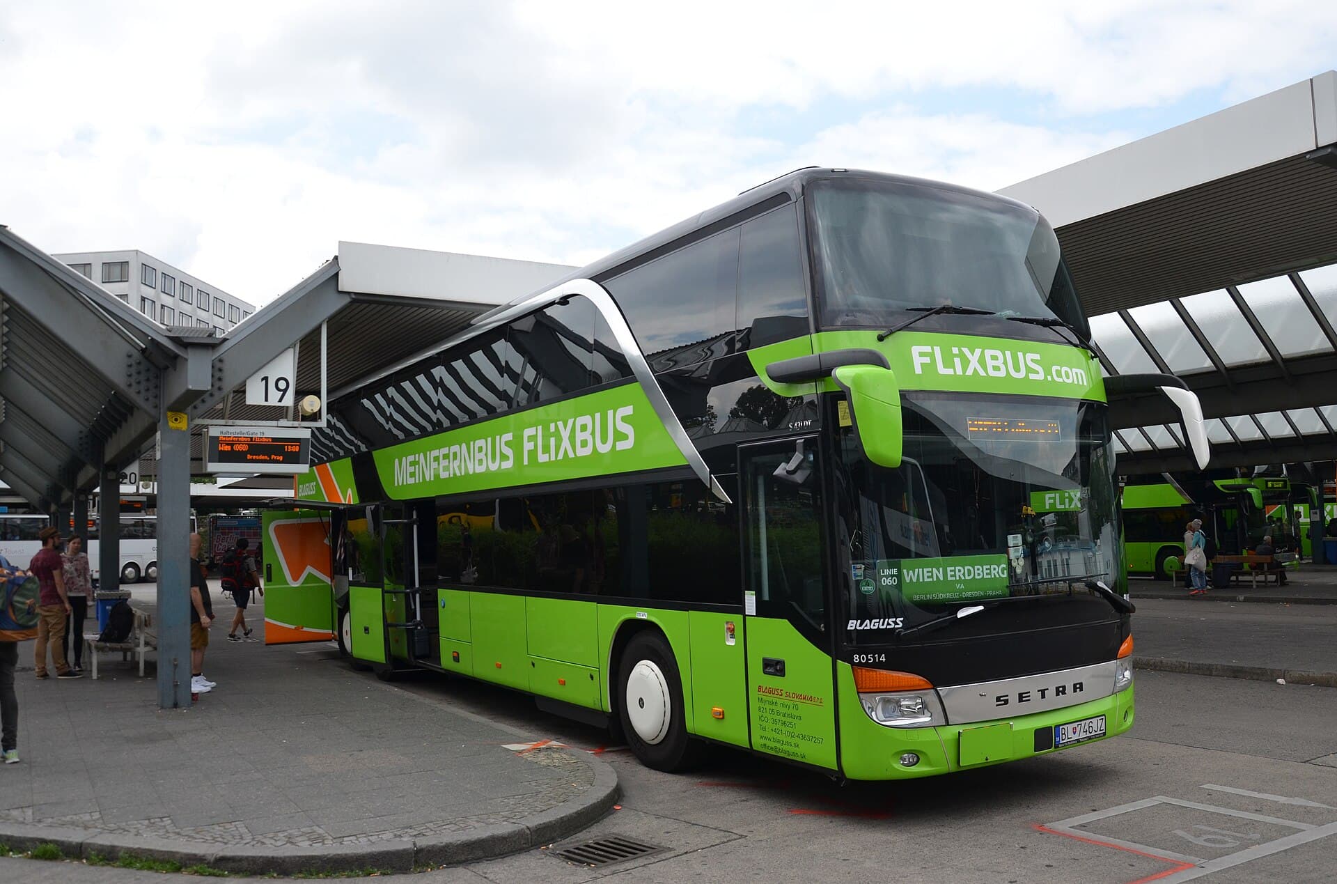 Onze touringcar onderweg