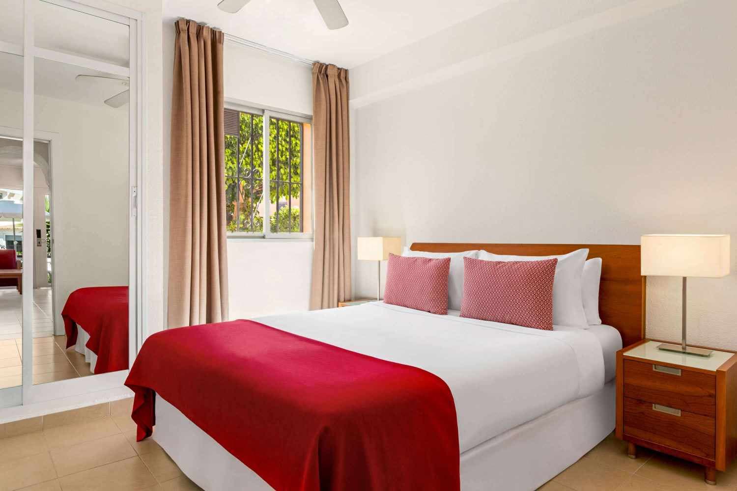 Ramada Hotel & Suites by Wyndham Costa del Sol foto 2