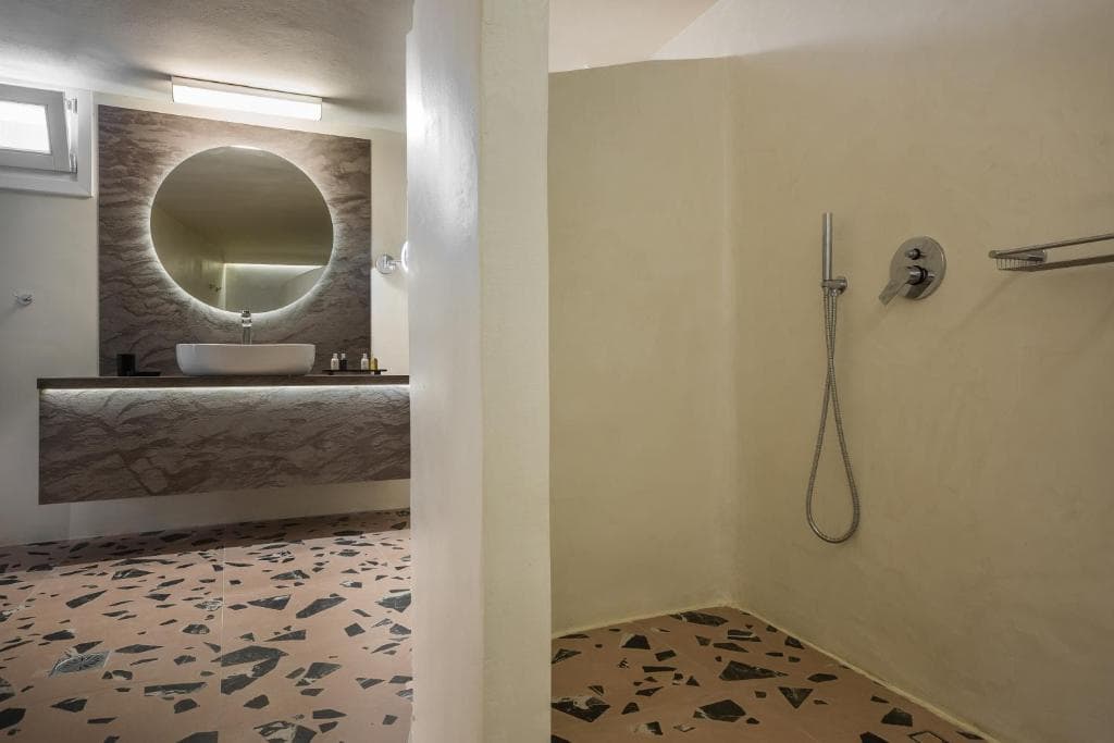 Sun Rocks LuxurySuites Firostefani photo 5