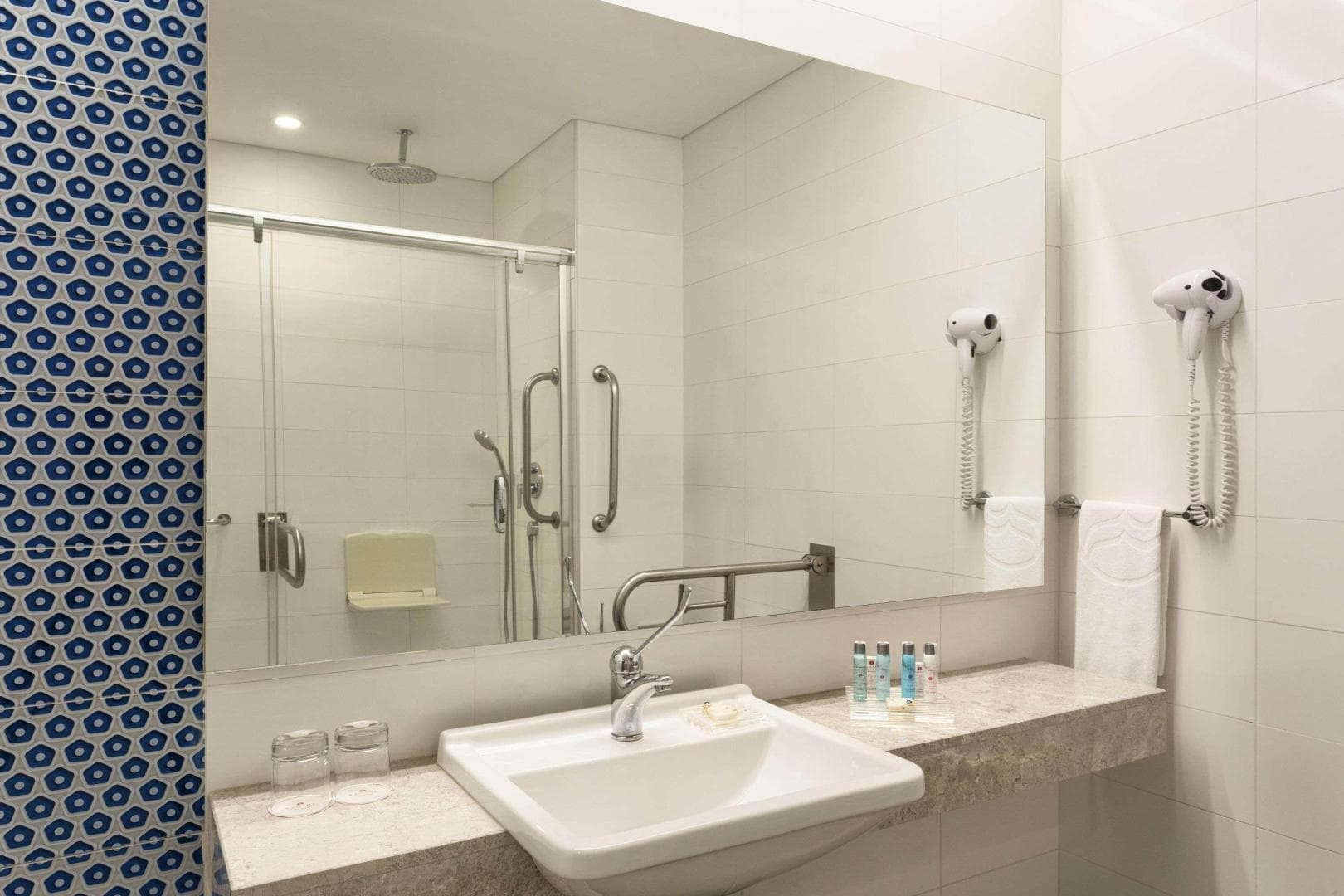 Ramada Hotel & Suites by Wyndham Izmir Kemalpasa foto 2
