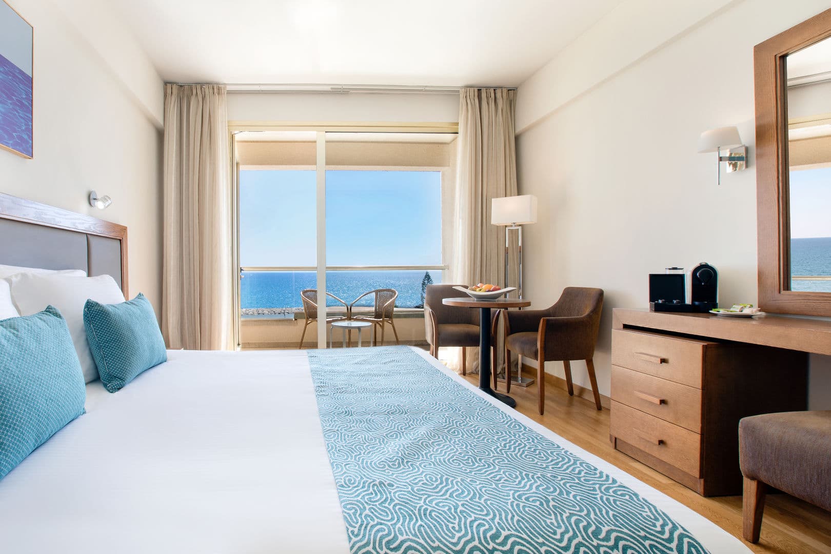 The Golden Bay Beach Hotel foto 2